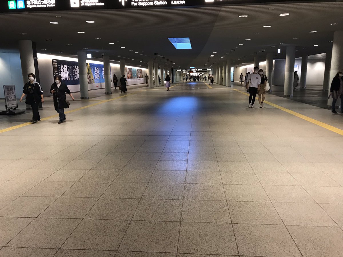 Kazuto Suzuki 地下歩行空間 チカホ もオーロラタウンも大通駅のコンコースもまだ普段の2割程度の印象 でも定期券 売り場には長蛇の列ができていた