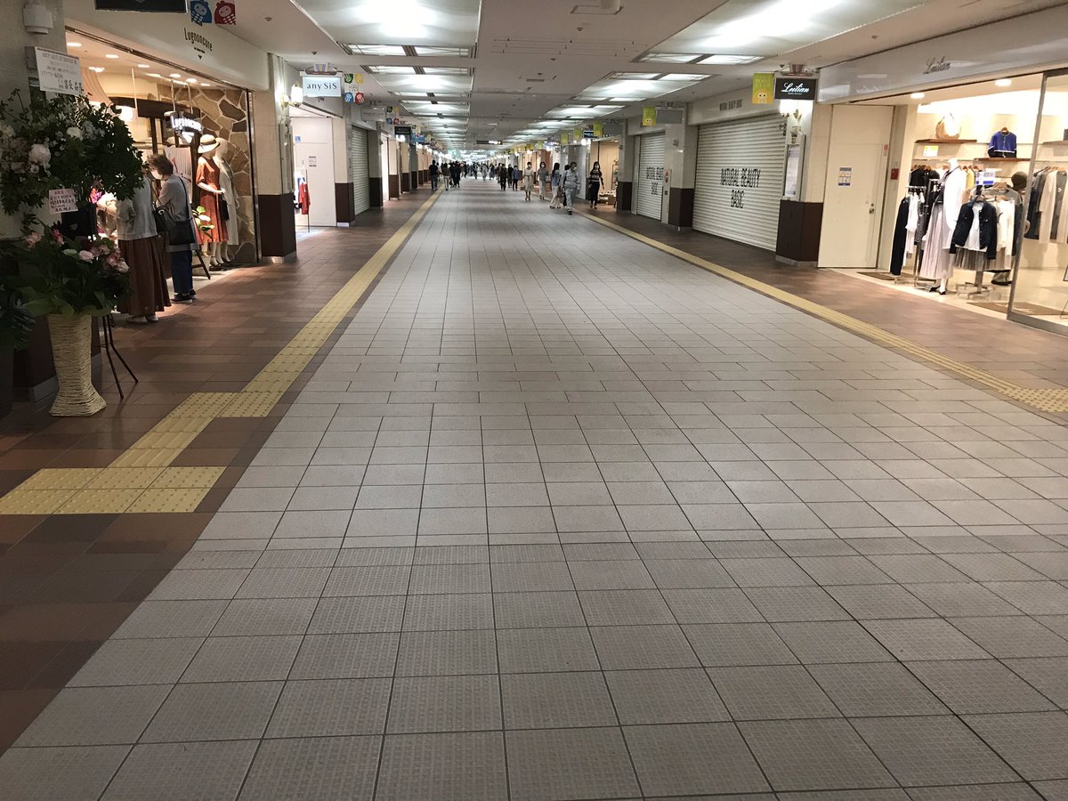 Kazuto Suzuki 地下歩行空間 チカホ もオーロラタウンも大通駅のコンコースもまだ普段の2割程度の印象 でも定期券 売り場には長蛇の列ができていた