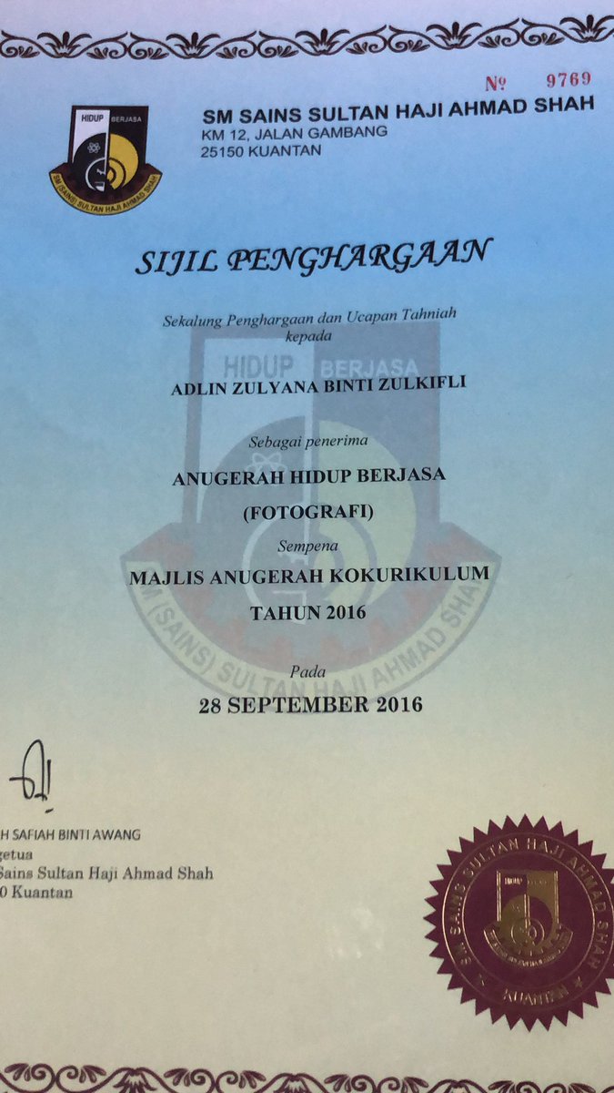 Aku rasa ni award yang paling aku xleh brain cmna aku boleh dapat! dah laa time rehearsal ke apa, aku xde sbb pergi inovasi... balik2 orng ckap tahniah kat akuTpi ni dah pencen dah sbb camera aku rosak sudah