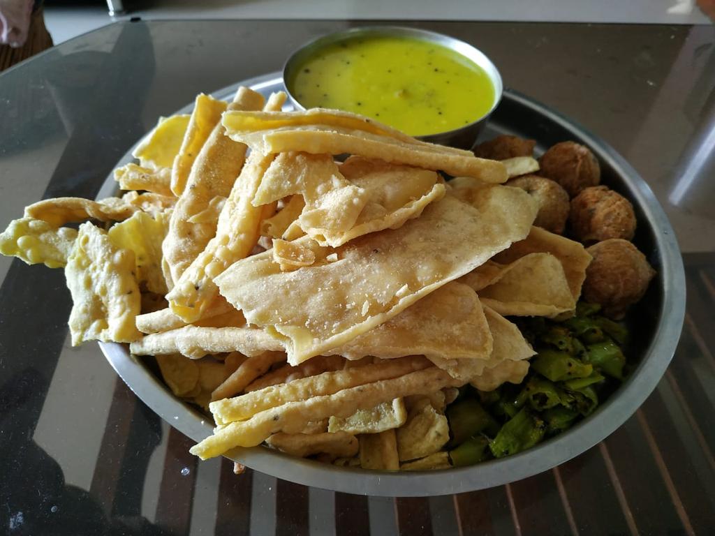 DiipeshArrora's tweet photo. Good Morning Friends.... Sunday Special #Breakfast Of All #Suratis #Famous #Fafda #Gota #Chilli & #Yummy #Testy #Khadi. Enjoying It.. Really It's Very #Yummy #Testy https://t.co/9s2OvVlKAY