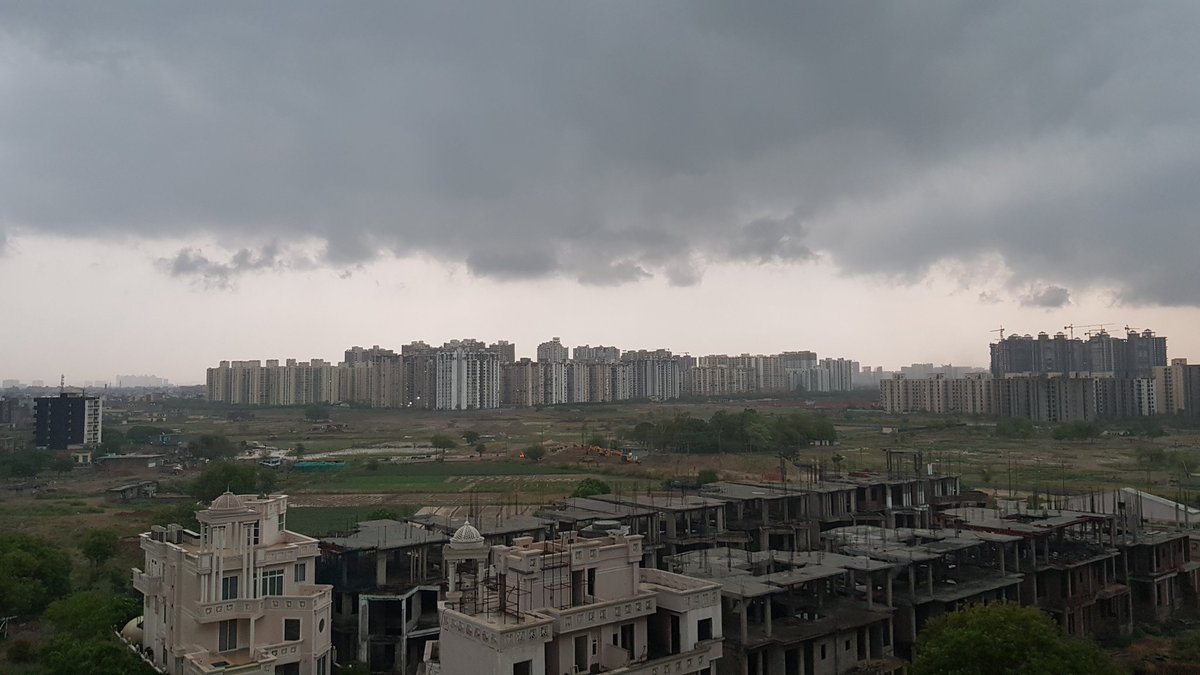 sidd1910's tweet photo. ये सुहाना मौसम । बादल बिल्कुल इमारतें छूटें हुईं ।
#noida #weather #supertechcapetown
#sector74 #pakode
 @noidagram @TOINoida 
@DrKumarVishwas https://t.co/jamQEIjU9L