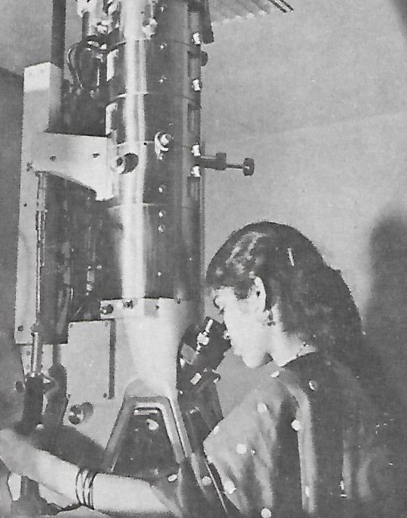 (3/n) The Phillips EM-200 Electron Microscope which "has been used for studies covering a variety of topics such as cancer cells and DNA molecules to fission tracks in plastics.”(Installed in 1967, Source:Silver Jubilee Report 1945-70) @PrinSciAdvGoI  @TIFRScience  @NCBS_Bangalore