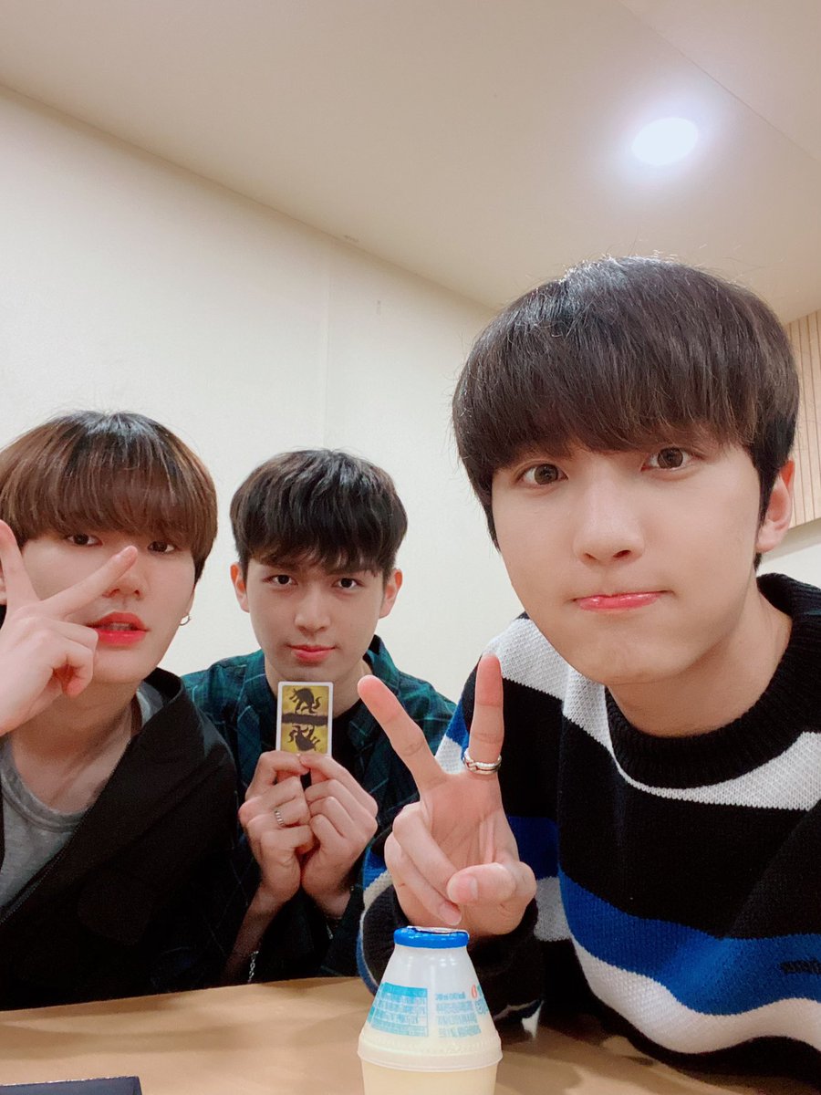 UP10TION's tweet photo. 약 3주 전 셀카ㅋㅋㅋㅋㅋ 

#업텐션 #UP10TION https://t.co/NuVLXZWMJC