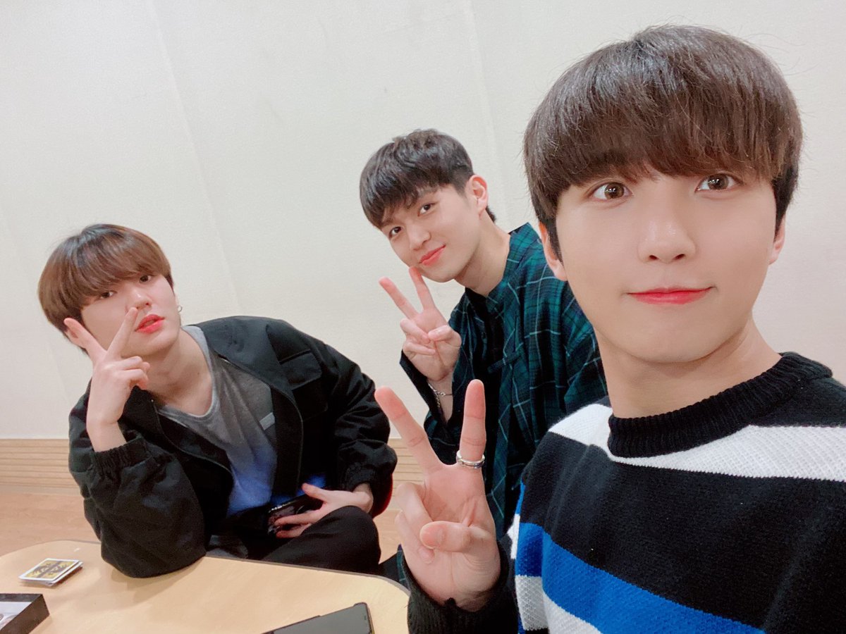 UP10TION's tweet photo. 약 3주 전 셀카ㅋㅋㅋㅋㅋ 

#업텐션 #UP10TION https://t.co/NuVLXZWMJC