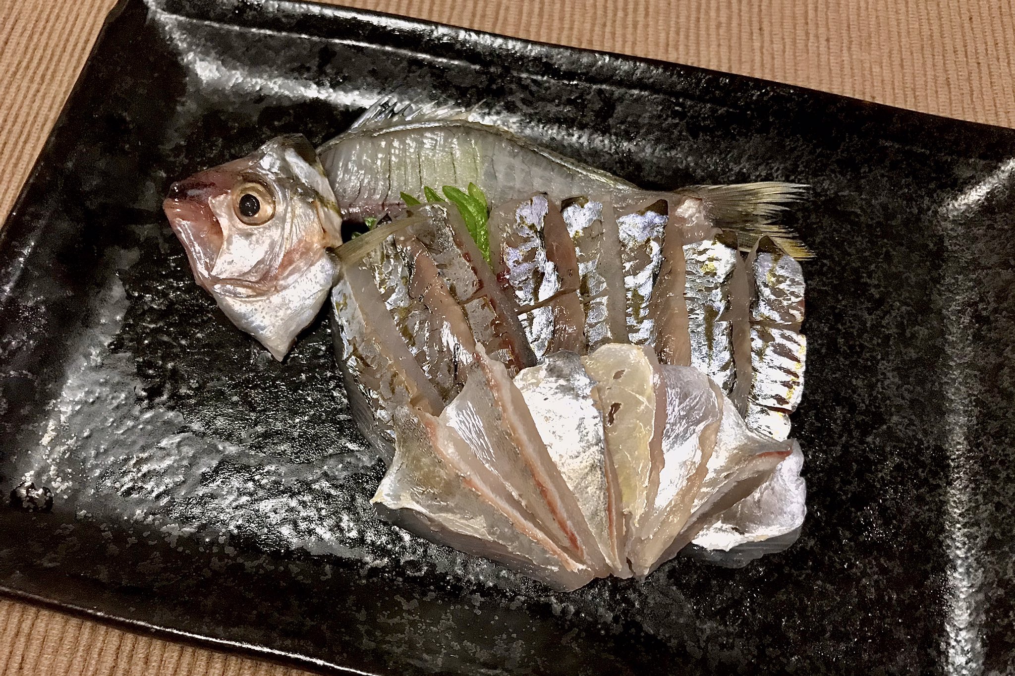 うをくえない 今日はヒイラギ 刺身 塩焼き 煮付けの基本3点セットで 刺身は何故か昆布の風味を感じた 身質は見た目どおりアジに近い 塩焼きはサンマのような香りで 味はハタハタに近い印象 煮付けは適度に身 うをくえない 今日はヒイラギ 刺身 塩焼き 煮付けの基本3点セットで 刺身は何故か昆布の風味を感じた 身質は見た目どおりアジに近い 塩焼きはサンマのような香りで 味はハタハタに近い印象 煮付けは適度に身