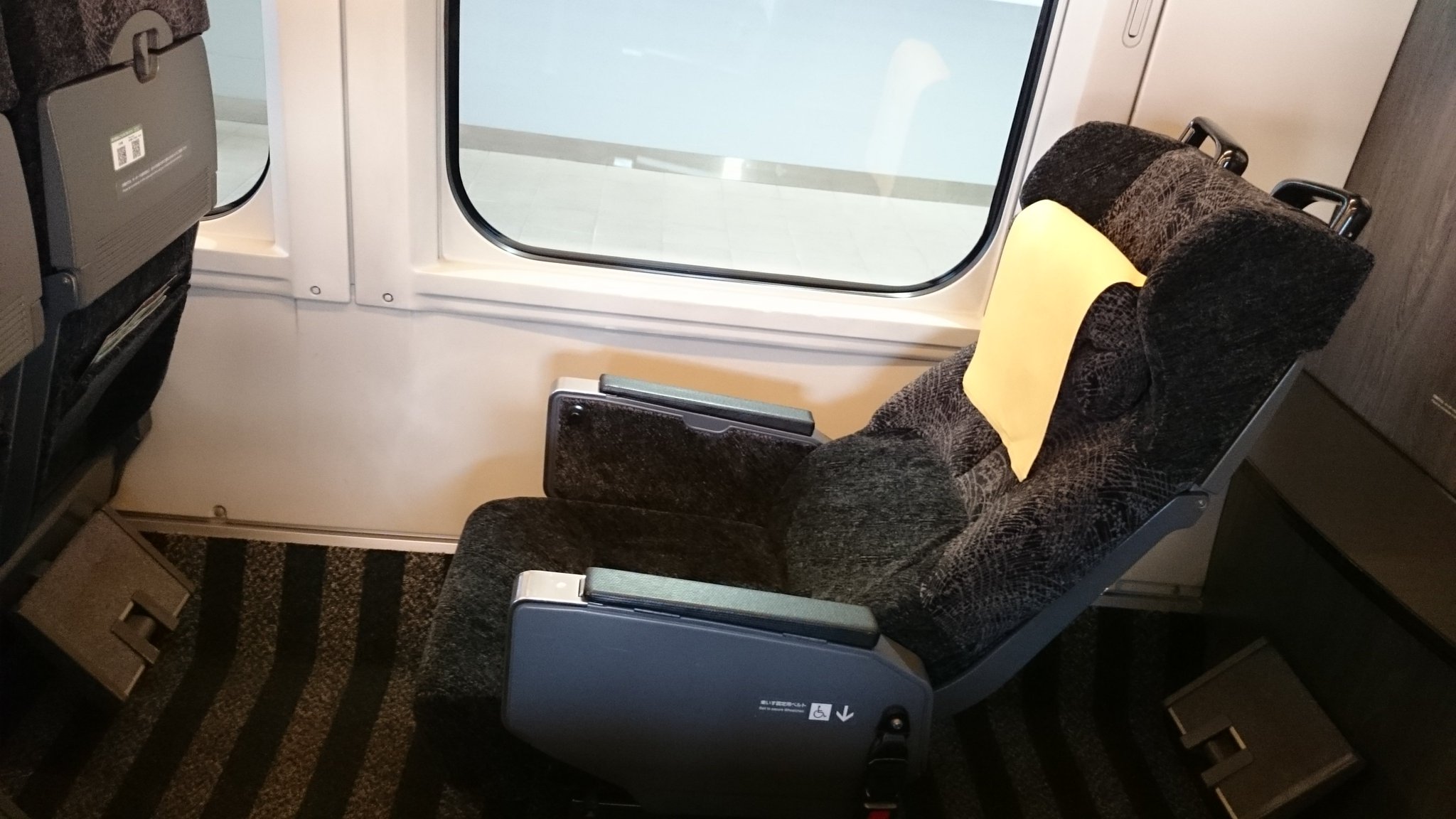 Hayabusa No 747 山形新幹線e3系1000番台のグリーン車の車内です E2系のグリーン車と似ていますが かなりリクライニングしました 山形新幹線 つばさ号 系 系1000番台 グリーン車