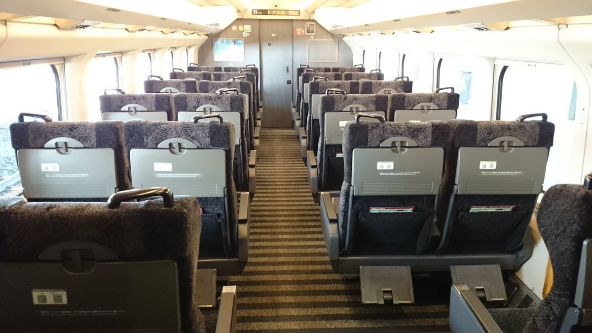 Hayabusa No 747 山形新幹線e3系1000番台のグリーン車の車内です E2系のグリーン車と似ていますが かなりリクライニングしました 山形新幹線 つばさ号 系 系1000番台 グリーン車