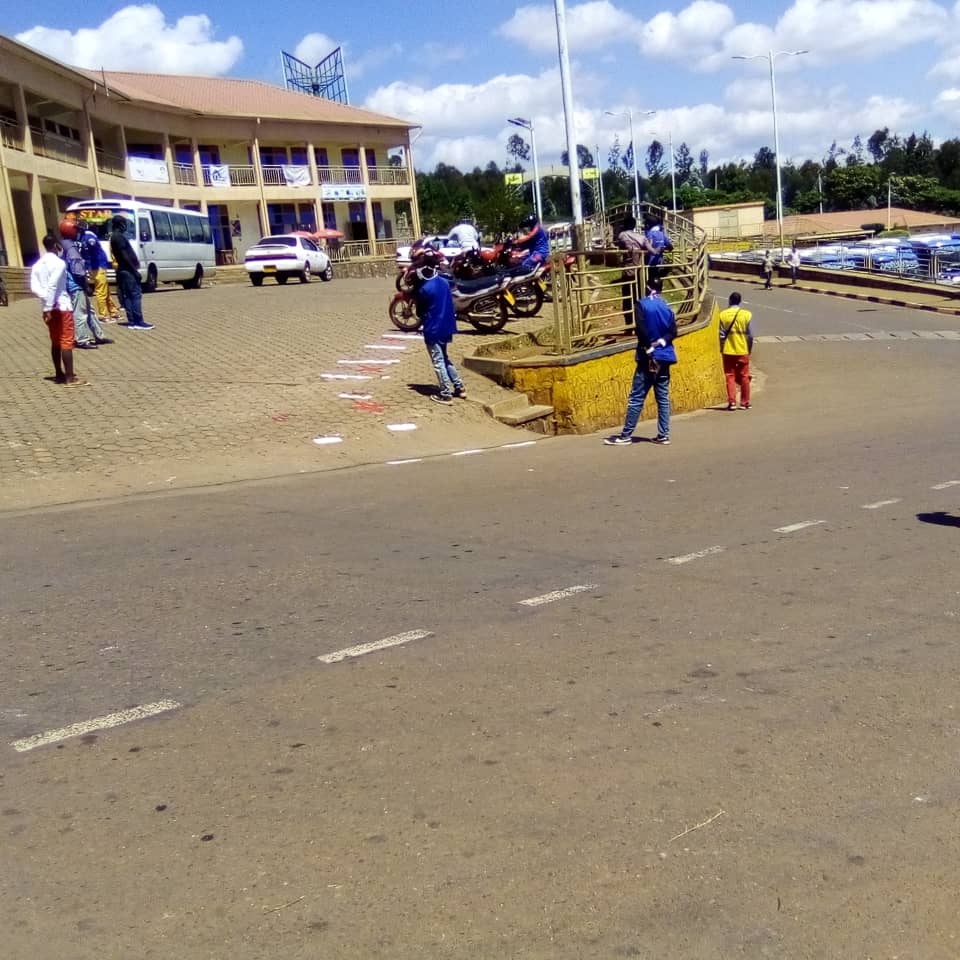 munezeroemanue1's tweet photo. Ingamba mu kwirinda #covid19 @HuyeDistrict hagiye hashyirwaho aho abamotari bazajya baparika moto zabo muri gare ya Huye mu rwego rwo guhana intera hagati yabo! Ni ibimenyetso byashyizwe hose mu mujyi wa Huye https://t.co/hEvnIGnrbQ