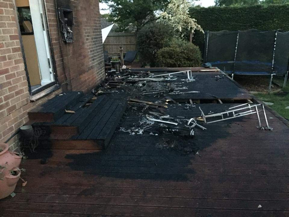 Tadley12's tweet photo. #Belllsdown 20:16 - Last night we were called, along with an appliance from @Basingstoke_01 & @RyanHFRS, to a property fire in Tadley. This was caused by a faulty gas patio heater & extinguished with 2x HRJ. Minor damage to the house and thankfully no casualties. #TeamHants https://t.co/tiRaWhR7kM