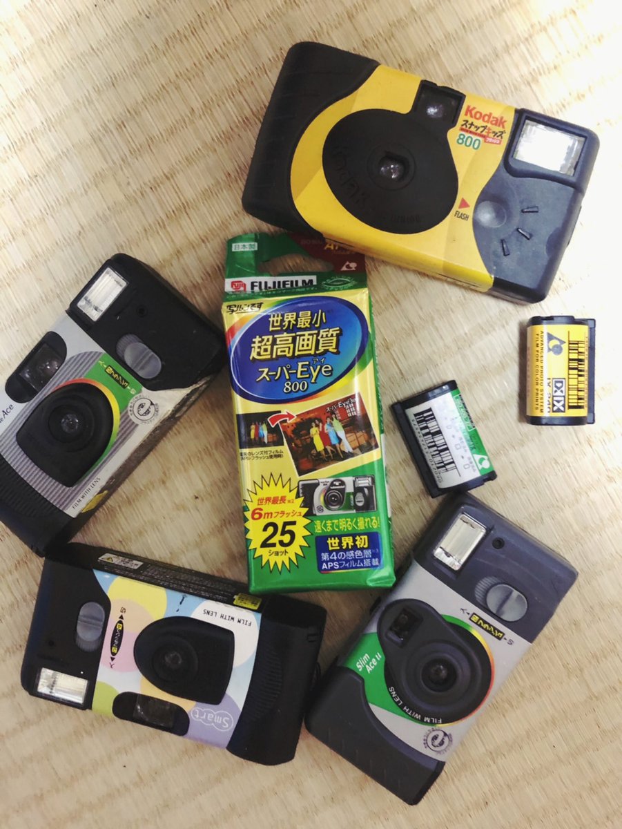 うどんさとぅー 現像してない使い捨てカメラがでてきた 現像するの怖い 写ルンです 使い捨てカメラ 畳