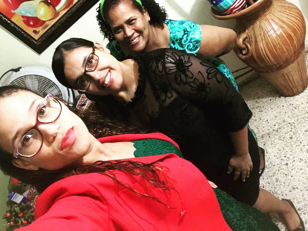 dignalovesbts's tweet photo. Para el mundo ustedes son solo madres , pero para mí ustedes son mi mundo. Feliz día de las madres para mis 2 tesoros. Las amo 💞#HappyMothersday https://t.co/0CLfKep3Gy