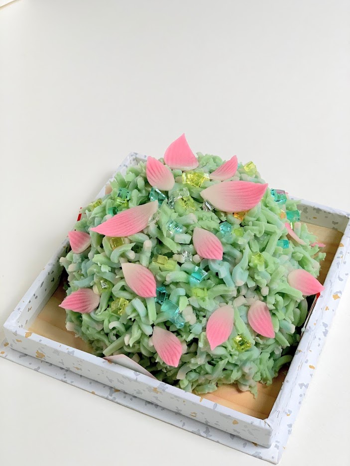 yoshimura0303's tweet image. 蓮の花をイメージした蓬莱山(中が上用饅頭・まわりがきんとん)を神さまにささげる気持ちで作らせて頂きました。