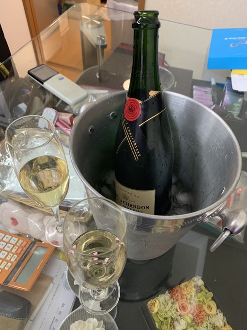 昼間から酔っ払いなぅ🥴 https://t.co/48Sx8GniAU<a href="/tag/%E6%96%B0%E6%A9%8B"class="tags"><span>#新橋</span></a><a href="/tag/%E3%82%84%E3%81%8D%E3%81%A8%E3%82%93%E3%82%86%E3%81%8B%E3%81%A1%E3%82%83%E3%82%93"class="tags"><span>#やきとんゆかちゃん</span></a>