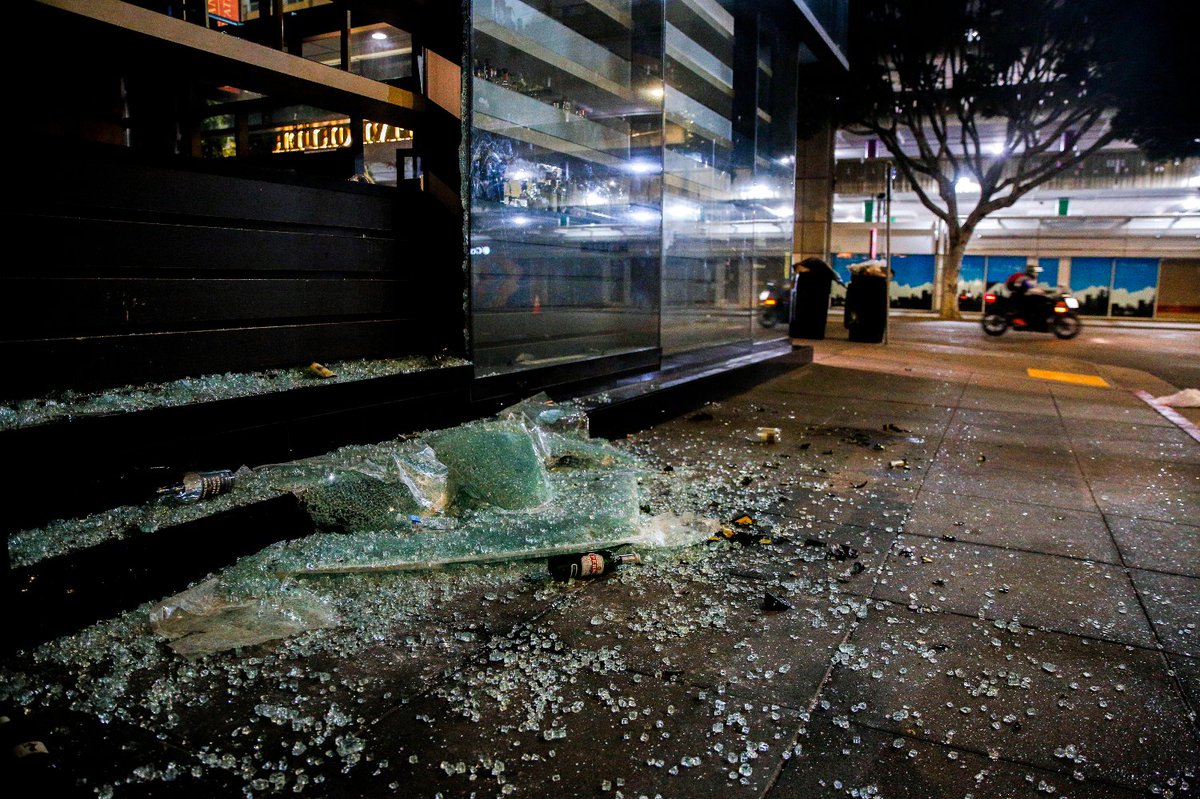 sfchronicle's tweet image. In San Francisco, the Market Street crowds have largely dispersed, but a line of broken glass, graffiti and looting was left in their path. 

For more on the protests: trib.al/3XwJLWj