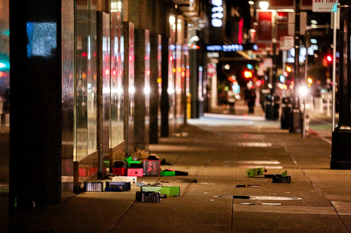 sfchronicle's tweet image. In San Francisco, the Market Street crowds have largely dispersed, but a line of broken glass, graffiti and looting was left in their path. 

For more on the protests: trib.al/3XwJLWj