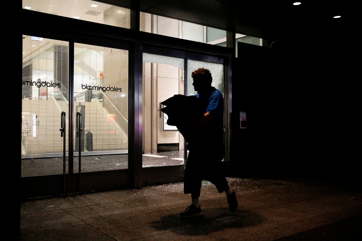 sfchronicle's tweet image. In San Francisco, the Market Street crowds have largely dispersed, but a line of broken glass, graffiti and looting was left in their path. 

For more on the protests: trib.al/3XwJLWj