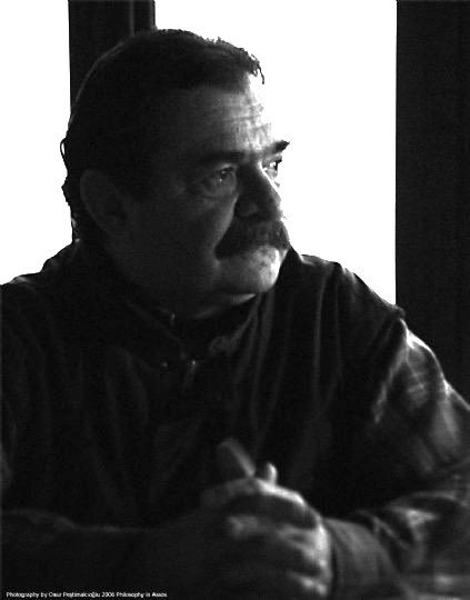 Sözcüklerle hayatı anlamlandırmaya çalışanlar, sözcüklerden oluşan, tamamlanmamış bir anıt bırakırlar arkalarında. Kendilerinden sonra gelenler biraz daha tamamlasınlar diye. Sözün bittiği yer ölüm değil hayattır bazı insanlar için... #oruçaruoba