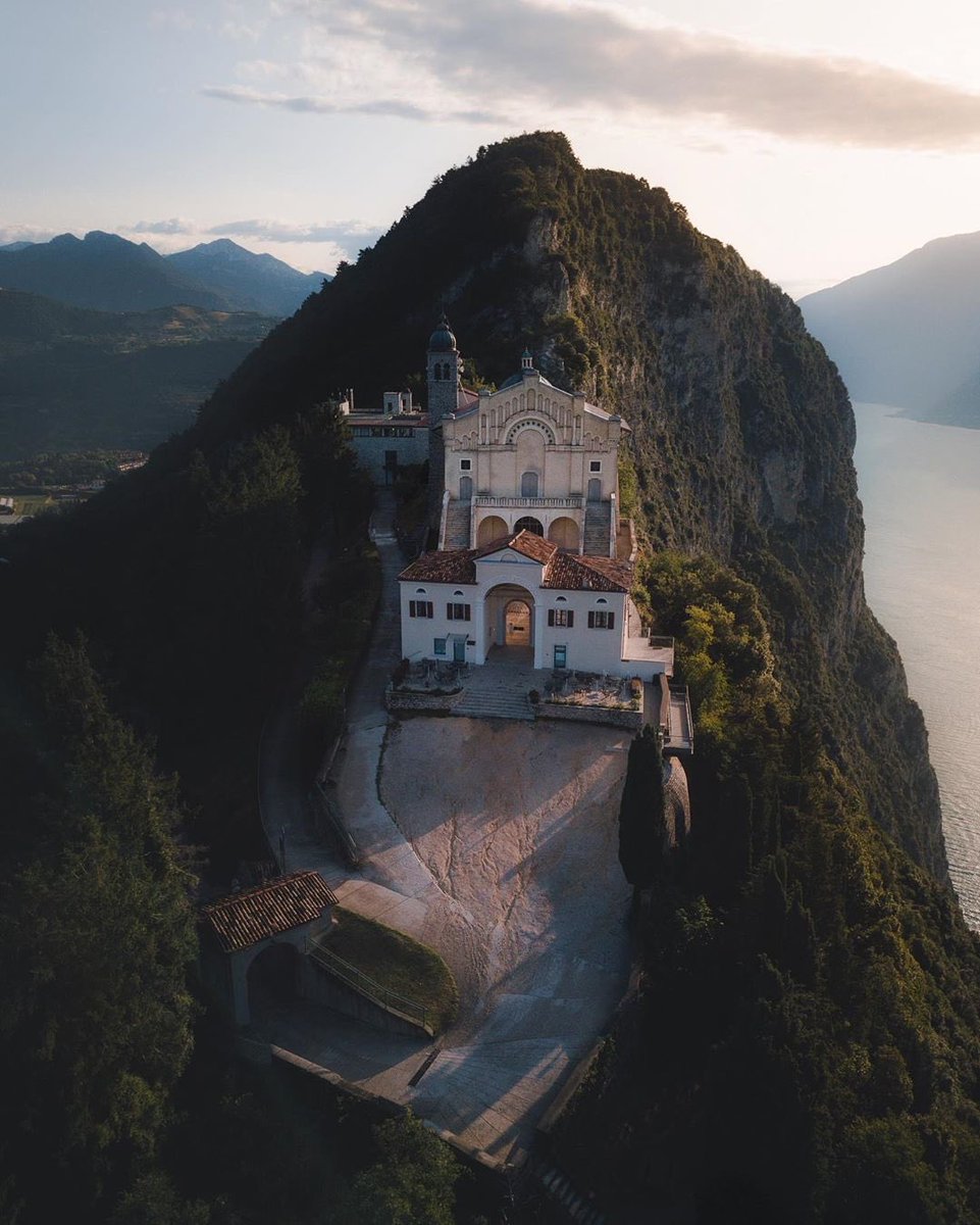 Quando trovo
in questo mio silenzio
una parola
scavata è nella mia vita
come un abisso.
.
Giuseppe Ungaretti

Santuario di Montecastello, sul lago di Garda, a Tignale (Brescia)

#ParliamoDiPoesia  a  #CasaLettori