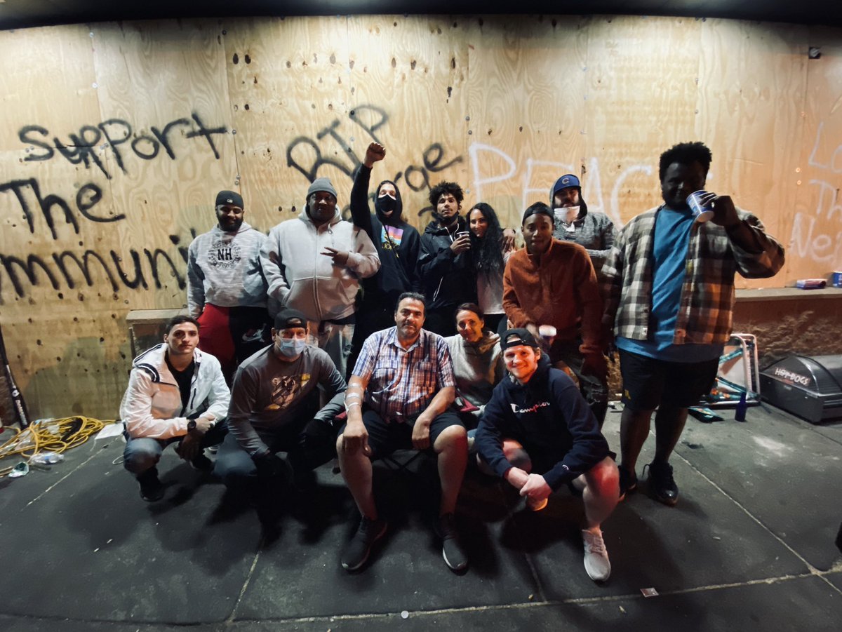 1/ Apologies it’s taken me so long to update this thread. A lot to process and more to report on, but I wanted to share this photo: this is Assad, Cindy, their children and people from the Powderhorn/Phillips community who have stayed with this family to help them protect