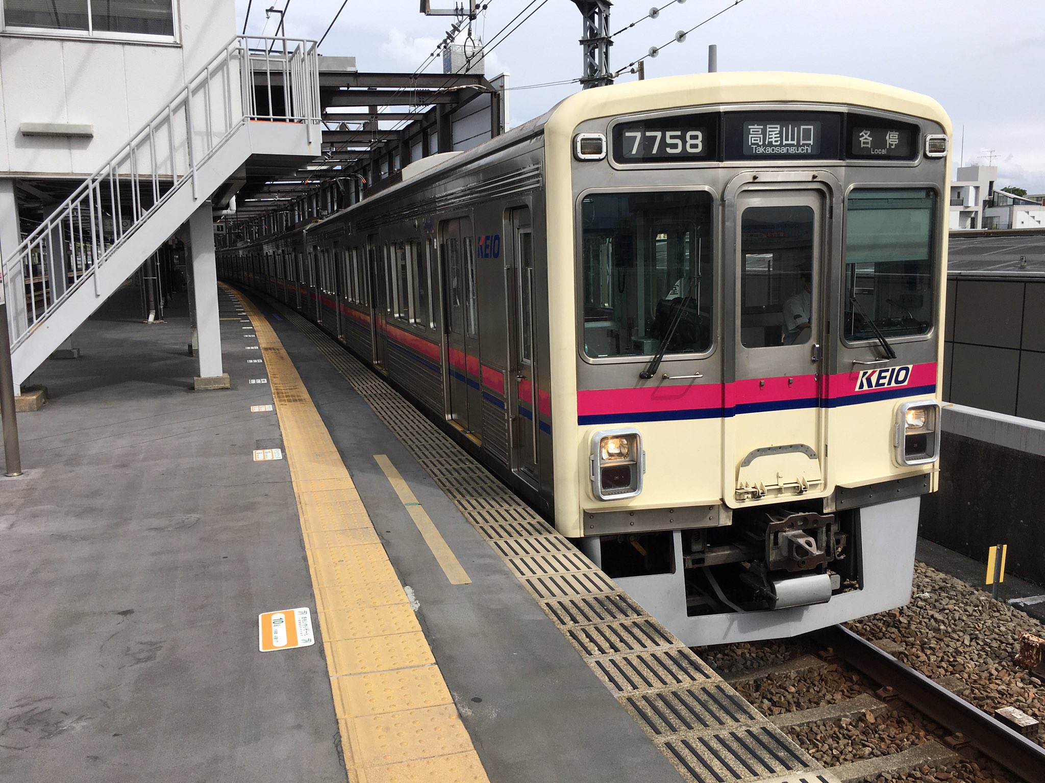 ゴマたんon Twitter 京王7000系7728f特急京王八王子行き 7725f準特急高尾山口行き 7708f及び7709f各停高尾山口行きhttps T Co Iiktahht Twitter