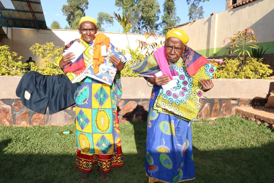 #Burundi Pour les encourager, la burundaise résident en #France les a envoyé des pagnes et une petite somme d'argent. Elle interpelle tout burundais de considérer ces veilles femmes comme exemple et de reconnaître que le patriotisme ne dépend pas de l'âge 2/2