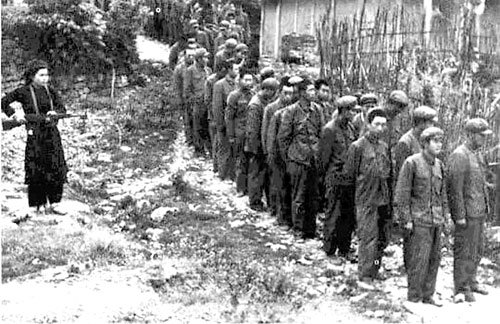 Chinese POWs in Vietnam, 1979, once again guarded by women soldiers of Vietnam.