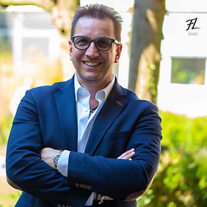 PremiumTrainer1's tweet photo. : COVID-19 - Jetzt erst recht! Es ist Zeit sich nicht mehr nach innen, sondern nach aussen, zum Markt und seine Kunden hin, zu orientieren. - Lesen Sie den Gastbeitrag von SERGE GYSI online: https://t.co/Yn1KB496y2 #corona #switzerland #mindset #krise #trainer https://t.co/TwxFnJZM8R