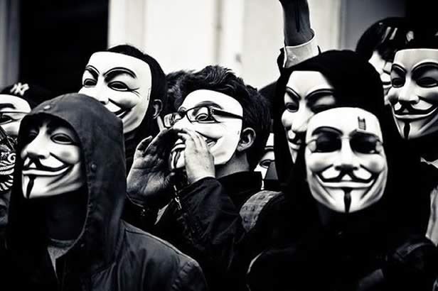 Donc en géo le groupe Anonymous s’est fondé sur 4chan en 2003. Le but de l’organisation était de réunir tout les hackers du monde entier afin de former une « ruche » numérique. On les distingue généralement grâce aux masques de type Fawkes qu’ils portent.