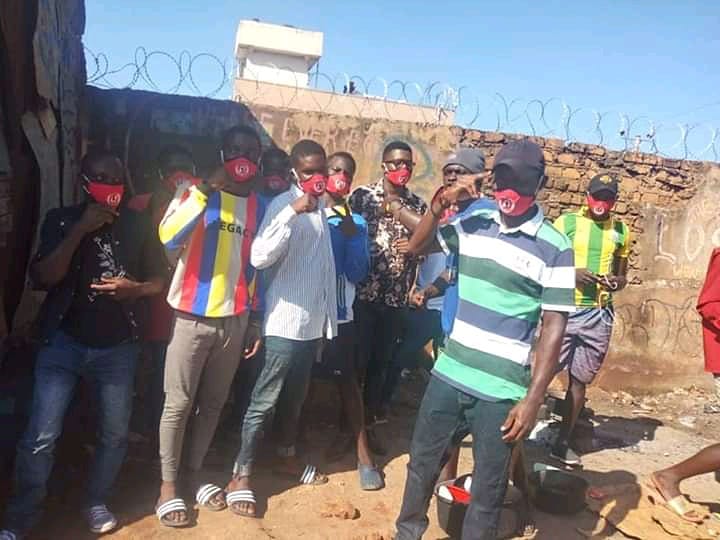 SittaMukisa18's tweet photo. Fool enemies fear what they don't Know.
They hate what they fear.
That's why they @People_Power_Ug
#UnitedAgainstCoronavirus
#masksEverywhere
#Teamkyagulanyi2021 https://t.co/Byy9UOXFCg