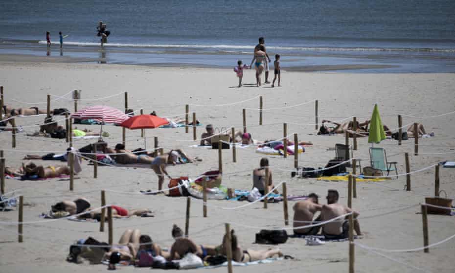 PuntoPress's tweet image. Una playa en Francia ha introducido estas medidas de distanciamiento 
 A los bañistas no se les permite fumar ni traer a sus mascotas  con ellos, y si quieren escuchar música , deben hacerlo a través de auriculares.
¿Qué opinan de esto para las playas de #Málaga?