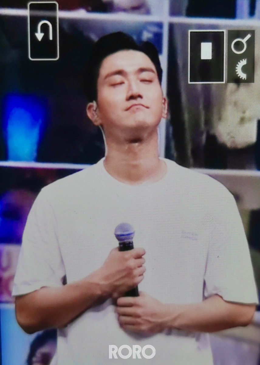 Rorow47's tweet photo. 200531 Beyond the SUPER SHOW 
Work from home, just for fun lol
🤣🤣🤣
#SUPERJUNIOR_BeyondLIVE #siwon #SUPERJUNIOR @siwonchoi https://t.co/ZCzwbCnmAg