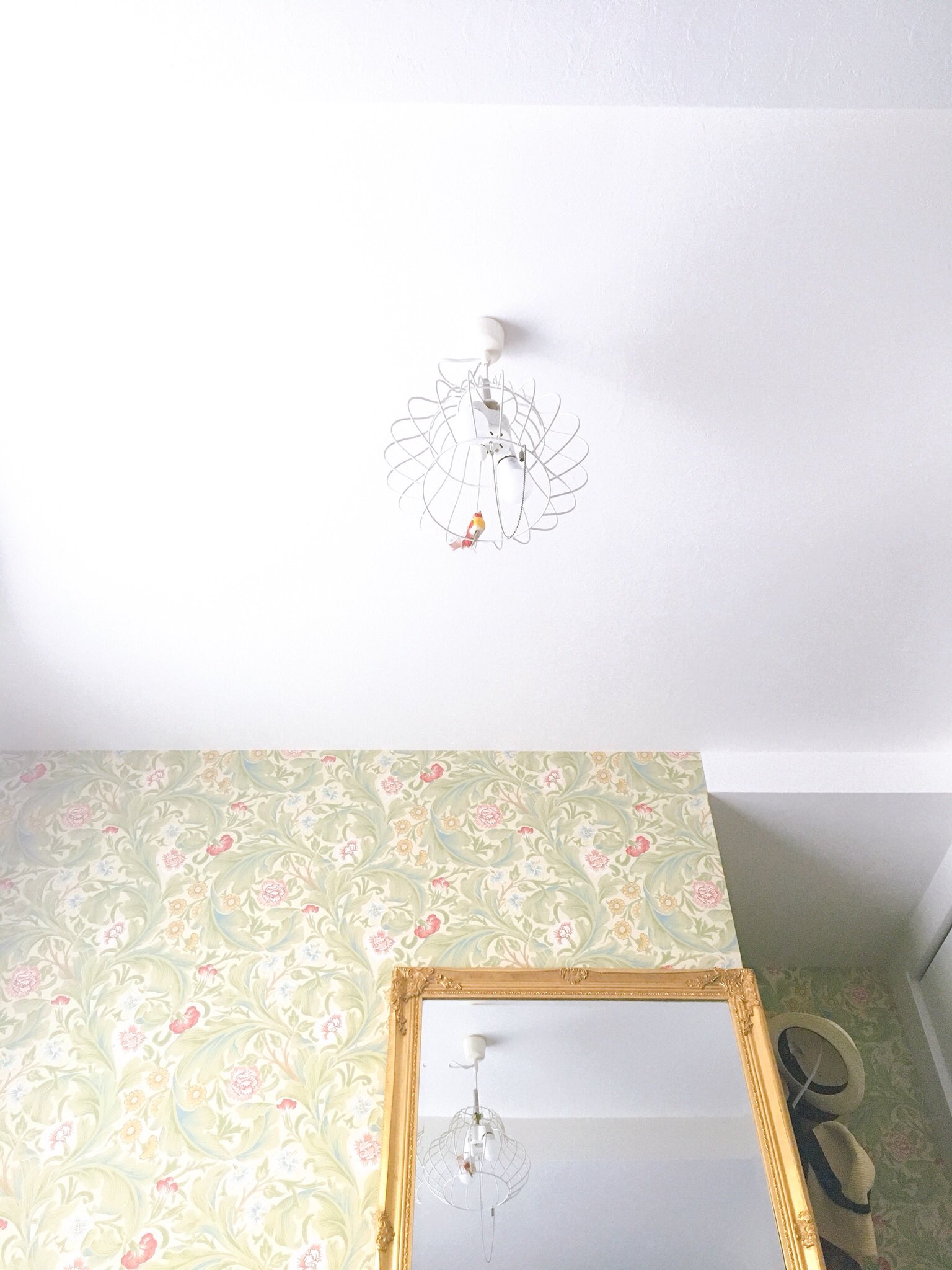 ガーリエンヌ イケてる壁紙 のお部屋がどんどん増えてくれたら これ以上嬉しいことはない ちなみにわが家は ダイニングが青 ここはペンキ塗り 洋室がウィリアム モリスの花柄 トイレが ミントグリーンです