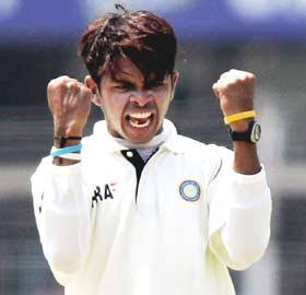 ..Sreesanth was fired up after missing the 2nd test due to injury. Ind got bowled out for 200. Sreesanth opened the bowling and in the 4th ball of the innings, knocking the stumps of dangerous Gayle, with a perfect in-dipper to the leftie, & soon got Lara hoping to a ripper! 