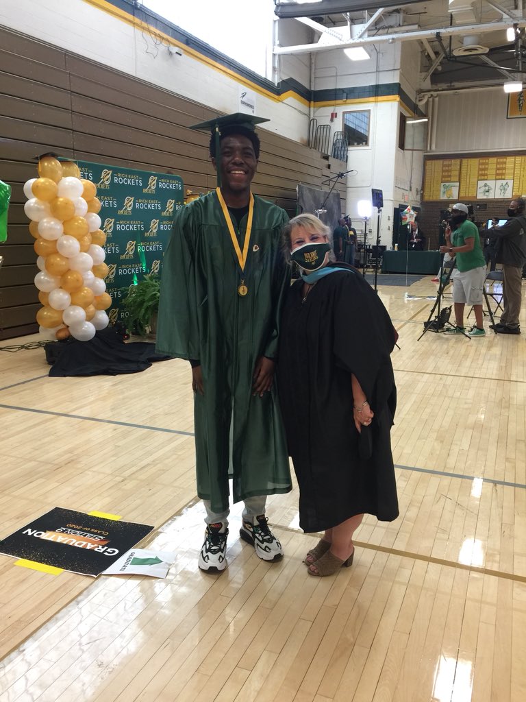 LenoreRendina's tweet photo. So proud &amp; humbled to have been a part of REHS final graduation ceremony😭and so very proud of all these seniors who walked across the stage to receive their hard-earned diplomas despite extremely challenging circumstances!🥰♥️😘🎓#HonorTheRockets #richinstudentsuccess https://t.co/gEGfI3GVWE