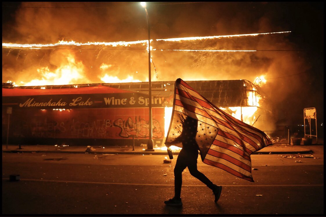 AureCasse's tweet photo. Cette photo restera ! Prise par @JulioCortez_AP, dans la nuit du 28 au 29 mai 2020 à Minneapolis https://t.co/lCKfXcMXNY