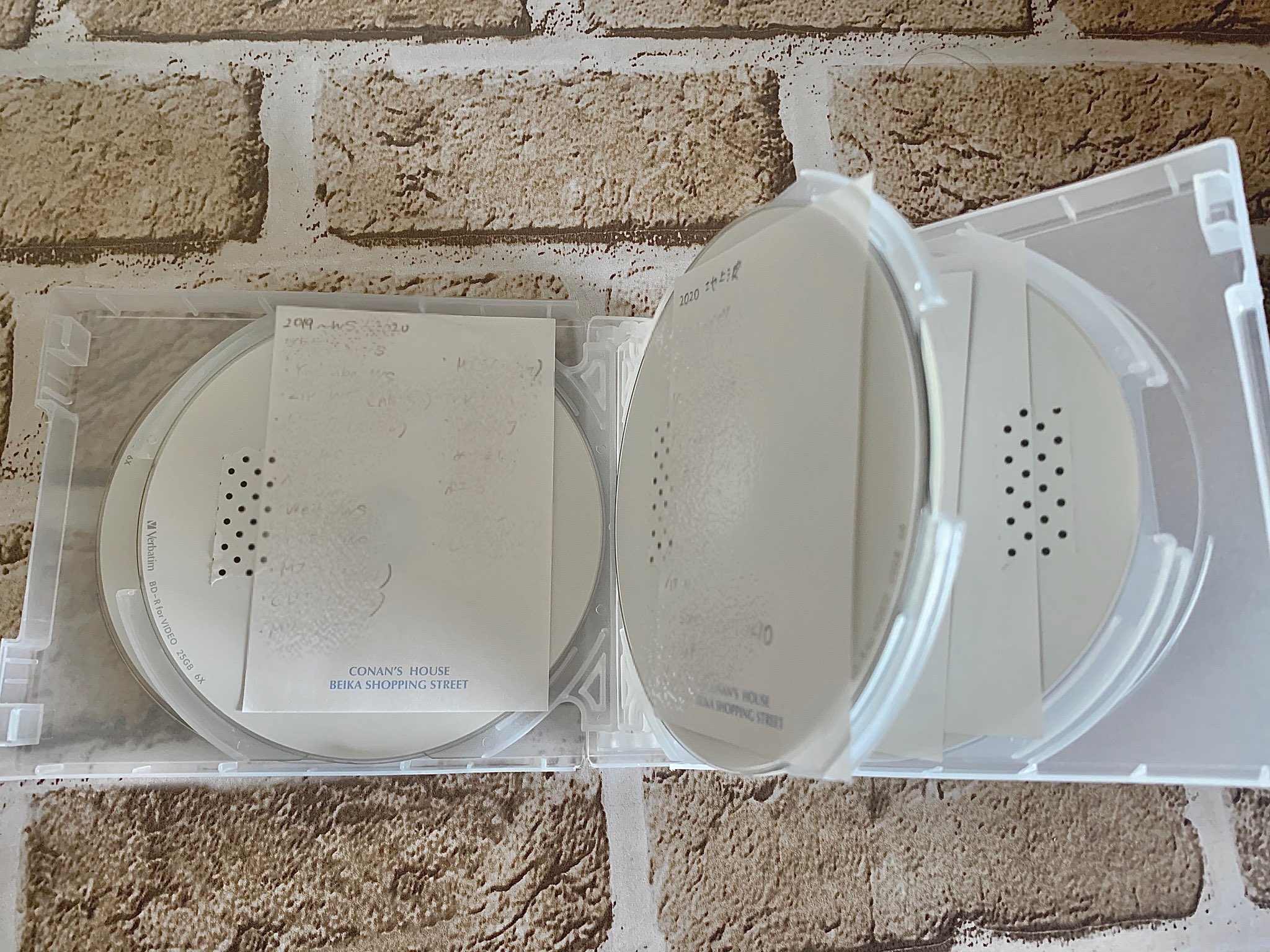 あかり オタクリエイター Dvd Blu Rayの収納にはダイソーのプラケースが便利 よくある不織布は 長年入れておくと劣化するとか 10枚収納で100円だから揃えやすい ちゃんとジャケ写も入れれるので ジャケ写 リスト を作るまでは 仮でメモを貼って