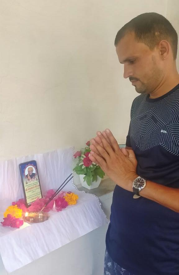 BJP4Rajasthan's tweet image. भाजयुमो उदयपुर देहात कार्यकर्ताओ ने अपने घरों से ही पूर्ण श्रद्धाभाव से श्रध्देय श्री भंवर लाल शर्मा जी को श्रद्धांजलि अर्पित की । #NamanBhanwarJi