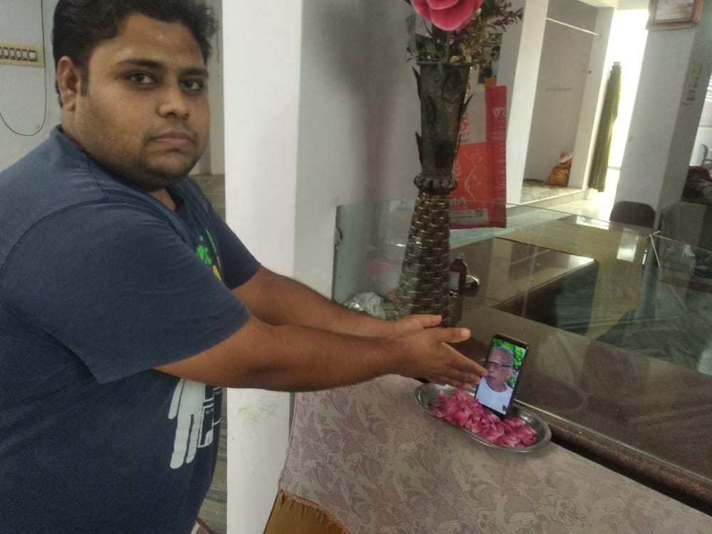 BJP4Rajasthan's tweet image. भाजयुमो उदयपुर देहात कार्यकर्ताओ ने अपने घरों से ही पूर्ण श्रद्धाभाव से श्रध्देय श्री भंवर लाल शर्मा जी को श्रद्धांजलि अर्पित की । #NamanBhanwarJi