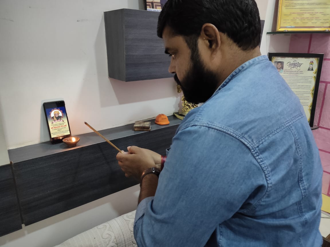 BJP4Rajasthan's tweet image. भाजयुमो उदयपुर देहात कार्यकर्ताओ ने अपने घरों से ही पूर्ण श्रद्धाभाव से श्रध्देय श्री भंवर लाल शर्मा जी को श्रद्धांजलि अर्पित की । #NamanBhanwarJi