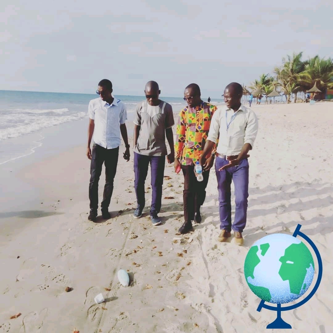 Sur les côtes gambiennes, notre attention est retenue par ce gobelet et bouteille en plastique sortis de mer.... L'océan plastique ou continent plastique en marche,  3,5 millions de Km²..... L'homme détruit son cadre de vie sans penser aux générations futures....
#Plastic #Kebetu