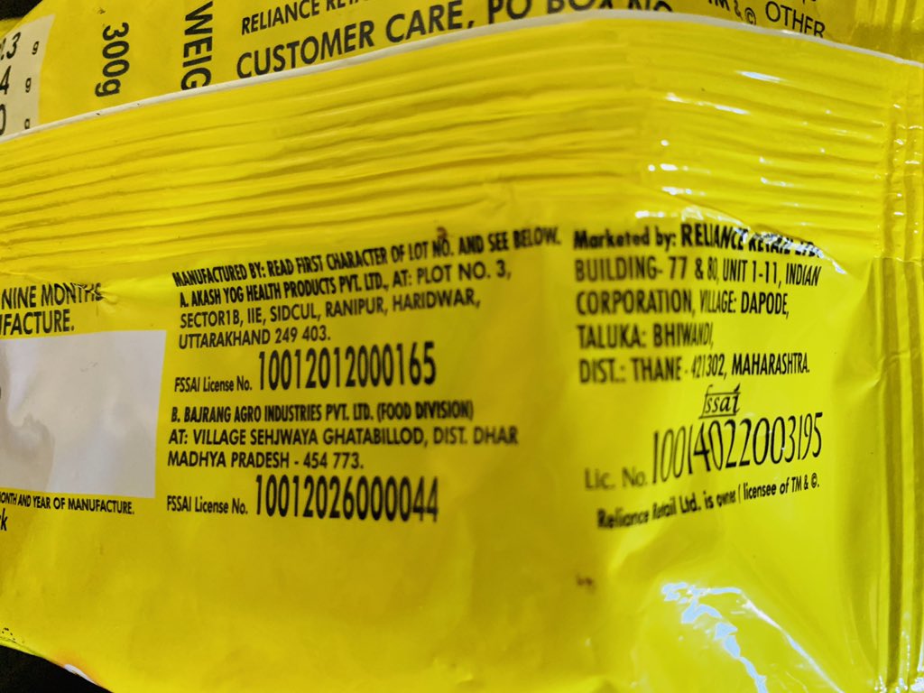 Vishal_Kamath's tweet photo. For me this is nothing short of a scam. Ordered @Nestle #Maggi on #JioMart
What they delivered was a product marketed by #RelianceRetail called #SnacTac
Wonder how established brands look at such a move if Reliance starts stuffing peoples pantry with their own product https://t.co/972B6xA5D7