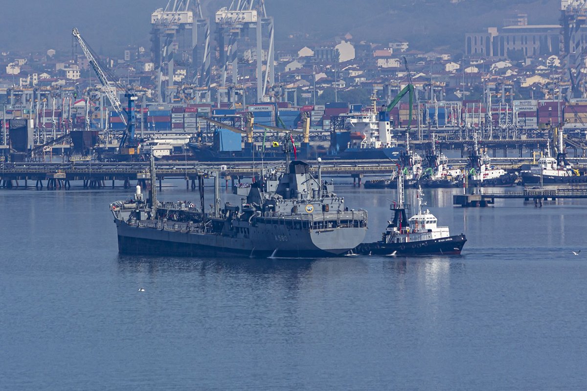 OguzEroguz1's tweet photo. ⚠️#TurkishNavy's #AkarClass oiler #A580 #TCGAkar with 16000 ton fuel capacity berthing at Tüpraş İzmit Refinery pier. https://t.co/sbzrTKnWBk