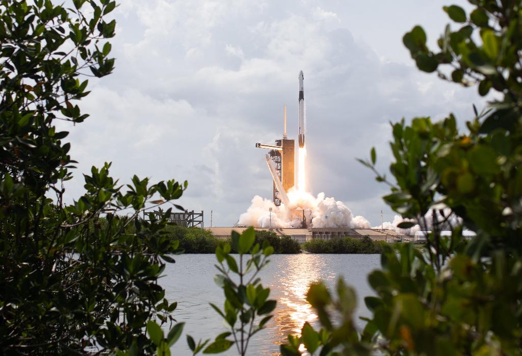 NASA's tweet photo. It's been 14 hours since @AstroBehnken and @Astro_Doug launched to space. Before they arrive at the @Space_Station, take a moment to admire these stunning photos from @NASAHQPhoto. See more images of our #LaunchAmerica mission with @SpaceX: https://t.co/cYp3p8jKAF https://t.co/VlRUffg23x