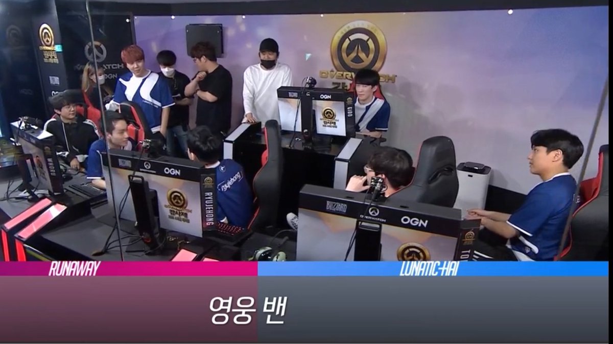 이 구도.. 이 배경.. 이 느낌...