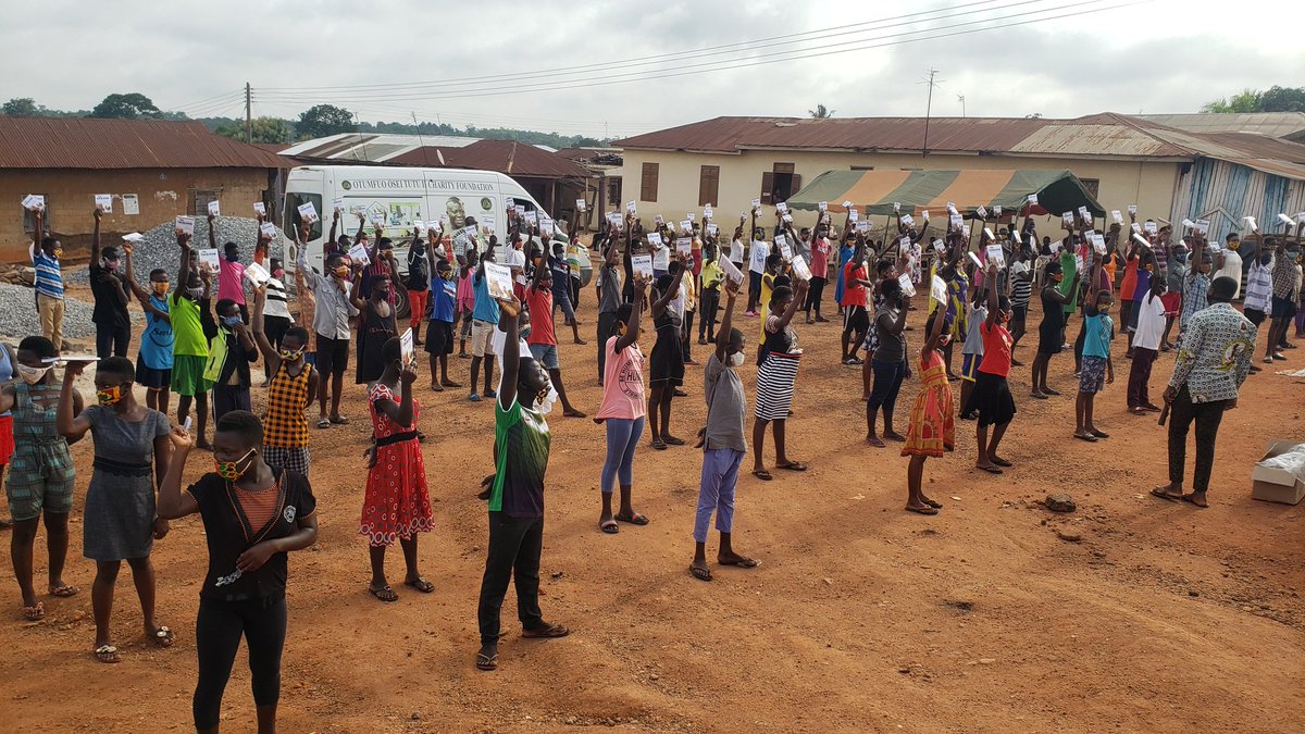 Otumfuofdn's tweet photo. JHS students of Safo and Kasem communities received books in a bid to promote reading and learning whilst at home as schools remain closed.
#SupportBasicEducation https://t.co/HrEHXqCMdd