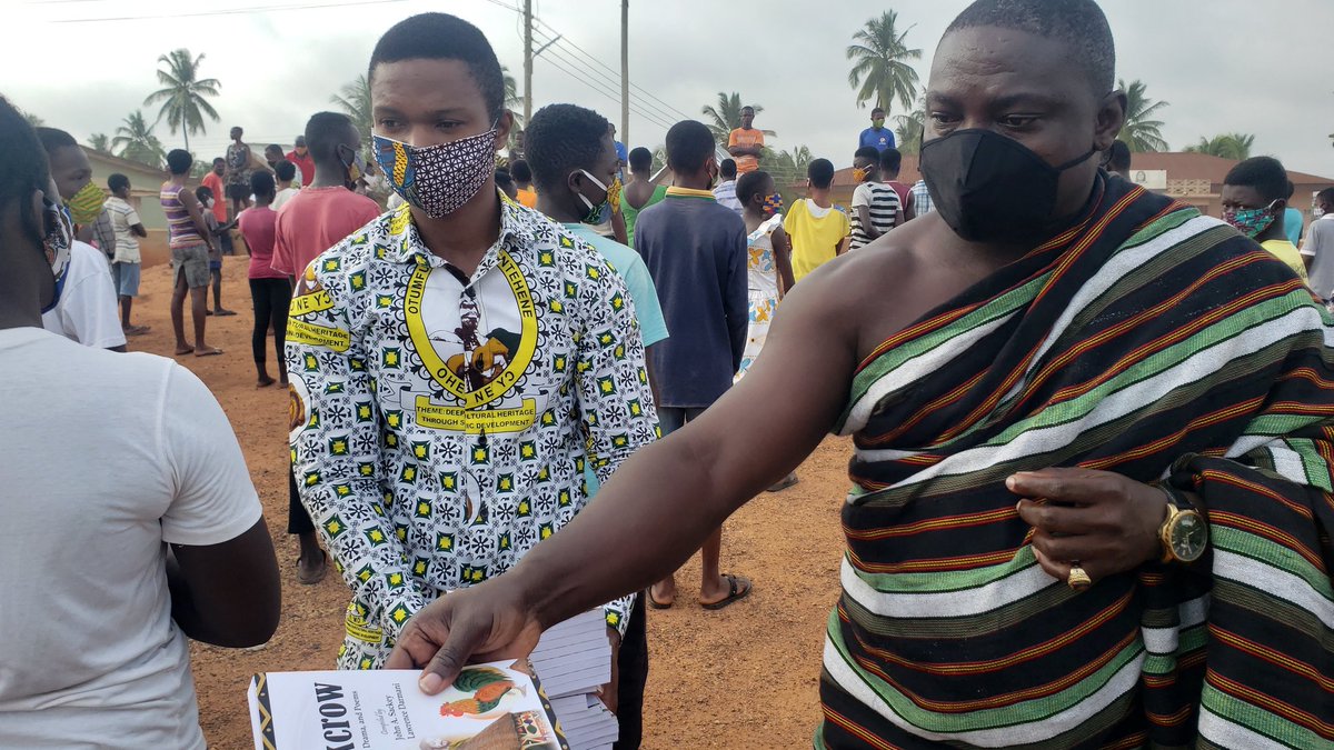 Otumfuofdn's tweet photo. JHS students of Safo and Kasem communities received books in a bid to promote reading and learning whilst at home as schools remain closed.
#SupportBasicEducation https://t.co/HrEHXqCMdd