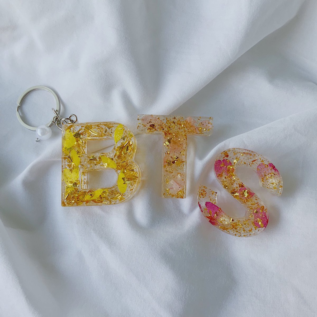 floridclouds's tweet photo. aku jual keyring gini!:) dm for price and more info yaa #resin #kpopkeychain #kpopkeyring #btskeyring #btskeychain #kpopmerch #gantungankunci #gantungankuncicustom #aksesorislucu #aksesorismurah #gantungantasunik #gantunganhp #wtbalbum https://t.co/SzMYh56Ybd