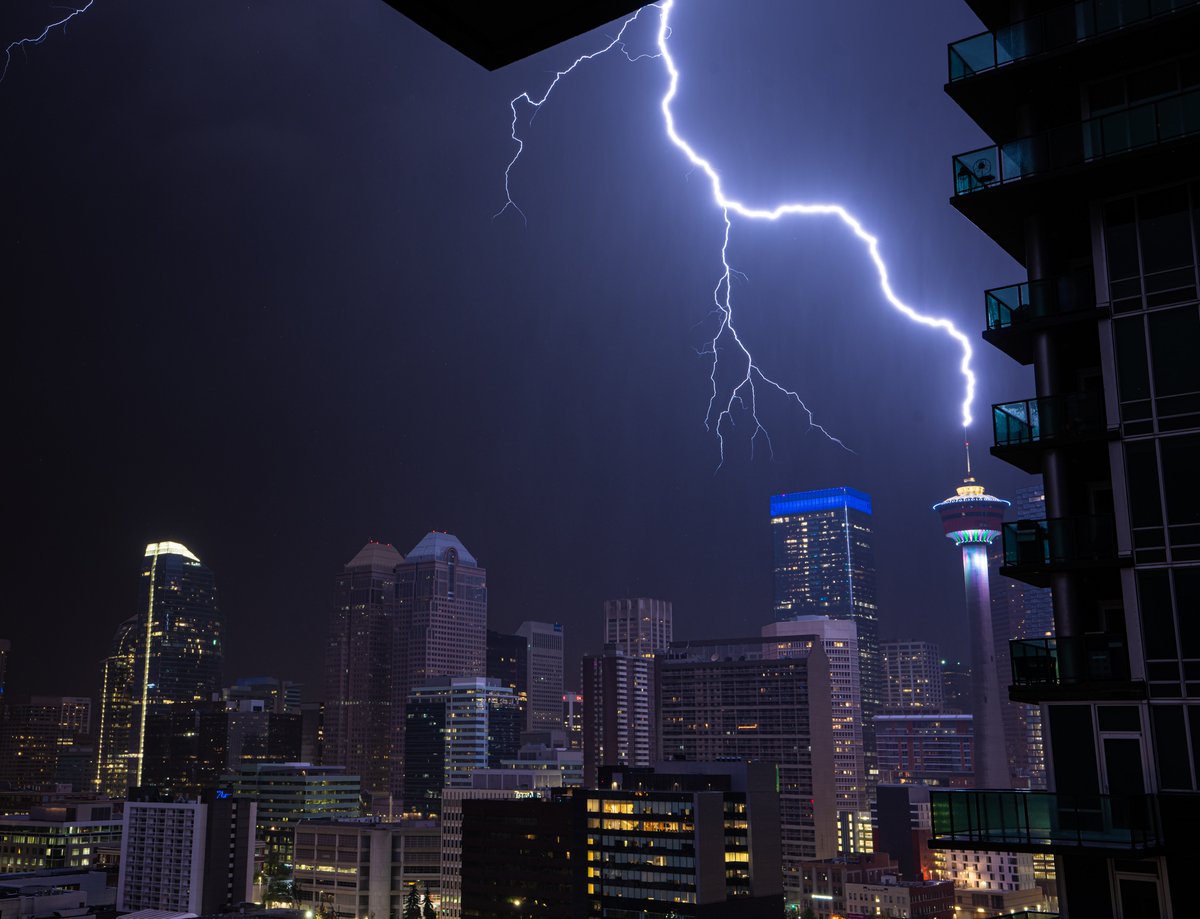 Lightning hit the CALGARY TOWER!!

#yyc #abstorm <a href="/weathernetwork/">The Weather Network</a>