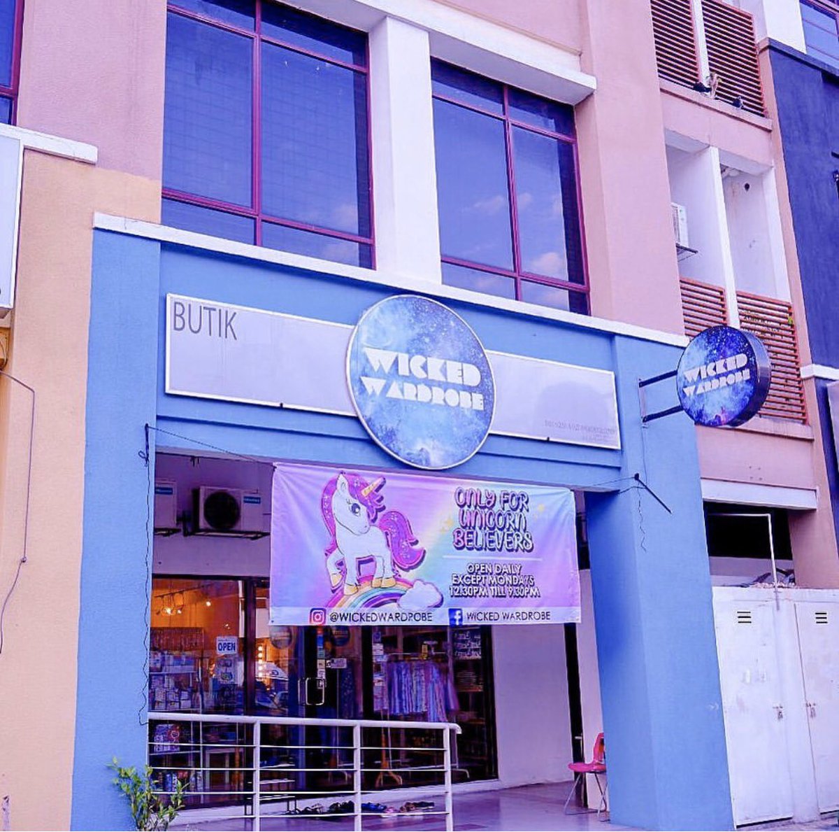 Deenaaaaaaa93's tweet photo. Selasa ni finally buka kedai balik, tutup since 18/3. Rent tetap bayar macam biasa walaupun kedai tutup, savings dah surut 😭 Harap dapat pertahankan bisnes ni, musim covid takut customer pun tak ramai yg dtg shopping.. pls RT untuk rezeki saya. Tema butik, Unicorn 🦄 https://t.co/YGqKb2C1lY