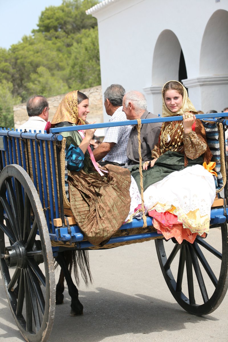 Una de las #tradiciones más arraigadas de la #cultura #popular #ibicenca es el #ballpagès. Las #emprendades; #preciosas joyas de #oro, #plata y #coral que #lucen las #mujeres. Siempre se acompaña de #música típica tocada por #sonadors #tradición #auténticaibiza #Ibiza #Eivissa